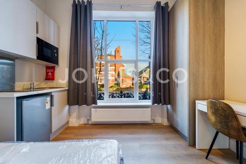 Studio to rent, Uxbridge Road, Hammersmith, London, W12