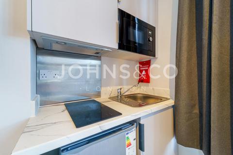 Studio to rent, Uxbridge Road, Hammersmith, London, W12