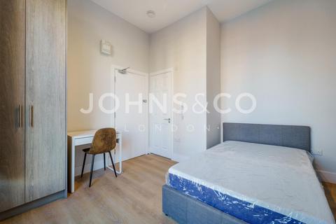 Studio to rent, Uxbridge Road, Hammersmith, London, W12