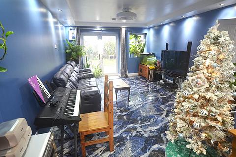5 bedroom bungalow to rent, Romford, RM7
