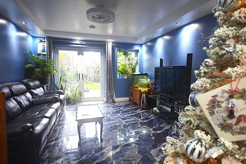 5 bedroom bungalow to rent, Romford, RM7