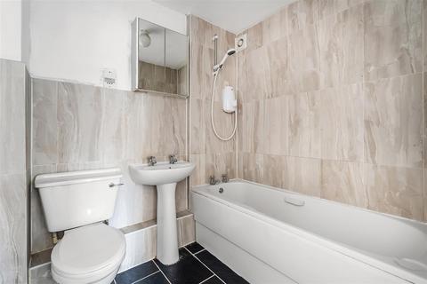 2 bedroom apartment for sale, EPSOM ROAD, LEATHERHEAD, KT22