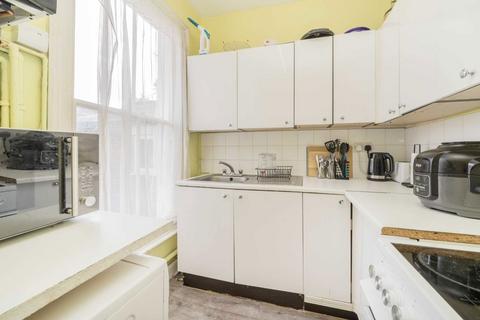 2 bedroom flat to rent, Concanon Road, London SW2