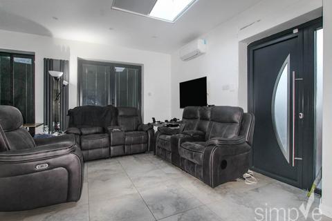 4 bedroom house to rent, Douglas Crescent, Hayes, Middlesex