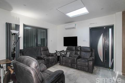 4 bedroom house to rent, Douglas Crescent, Hayes, Middlesex