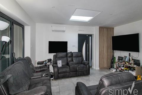 4 bedroom house to rent, Douglas Crescent, Hayes, Middlesex