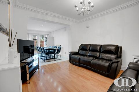 4 bedroom end of terrace house for sale, Victoria Avenue, Hounslow