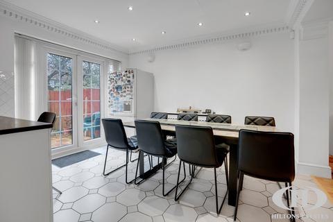 4 bedroom end of terrace house for sale, Victoria Avenue, Hounslow