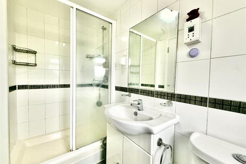 Apartment to rent, Kingsbridge Crescent, Southall UB1