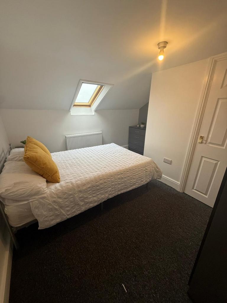 Bright, neatly presented double bedroom with cl...