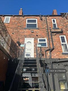3 bedroom flat to rent, Shaw Road, Stockport, SK4