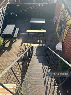3 bedroom flat to rent, Shaw Road, Stockport, SK4