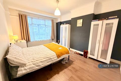 4 bedroom terraced house to rent, Ipswich Road, London, SW17
