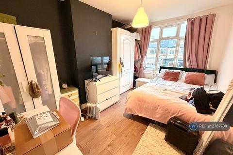 4 bedroom terraced house to rent, Ipswich Road, London, SW17