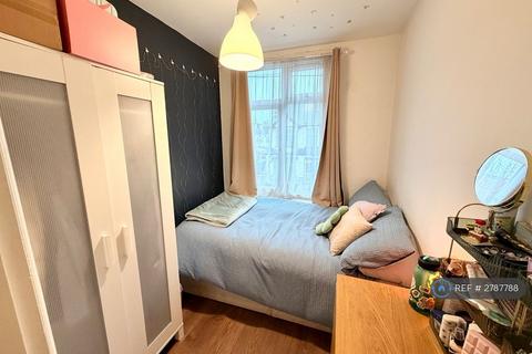 4 bedroom terraced house to rent, Ipswich Road, London, SW17