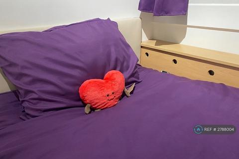 1 bedroom in a flat share to rent, Bence House, London, SE8