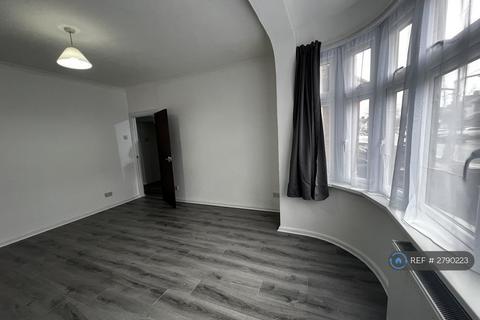 4 bedroom terraced house to rent, Dereham Road, Barking, IG11