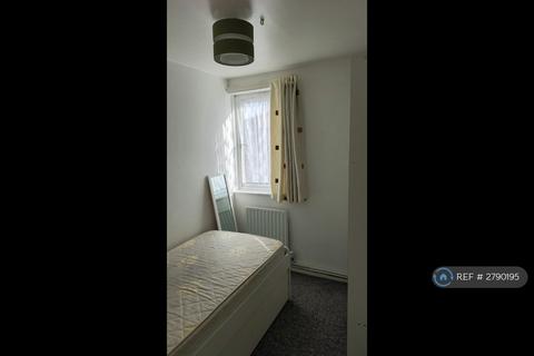 3 bedroom flat to rent, Fairfoot Road, London, E3