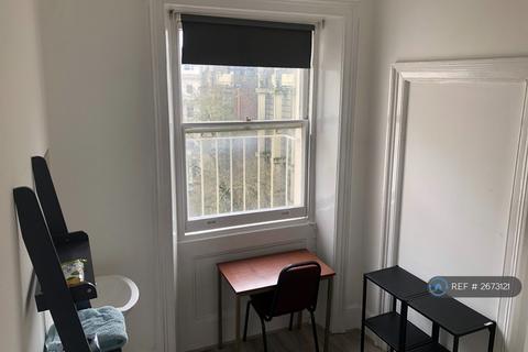 1 bedroom in a flat share to rent, Lancaster Gate, London, W2
