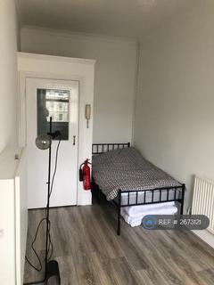1 bedroom in a flat share to rent, Lancaster Gate, London, W2