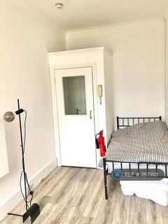 1 bedroom in a flat share to rent, Lancaster Gate, London, W2