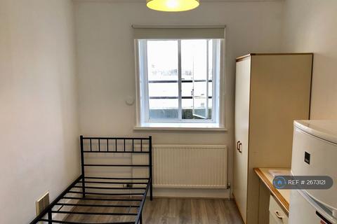 1 bedroom in a house share to rent, Lancaster Gate, London, W2