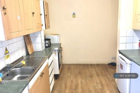 1 bedroom in a house share to rent, Lancaster Gate, London, W2