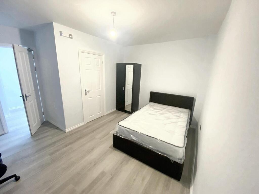 Bright, modern double bedroom with neutral déco...