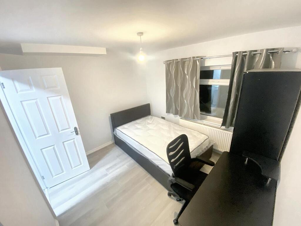 Bright, neatly kept single bedroom with a fitte...
