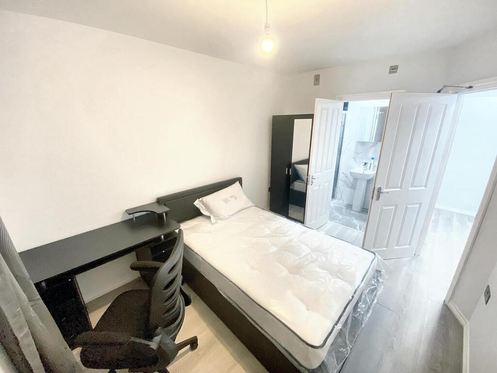 Bright, clean single bedroom with a comfortable...