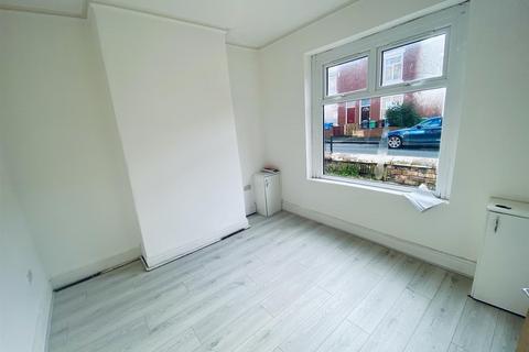 3 bedroom terraced house to rent, Watts Street, Manchester M19