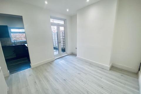 3 bedroom terraced house to rent, Watts Street, Manchester M19