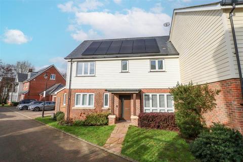3 bedroom end of terrace house for sale, Lapwings, Fleet GU51