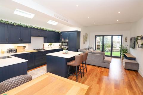 3 bedroom end of terrace house for sale, Lapwings, Fleet GU51
