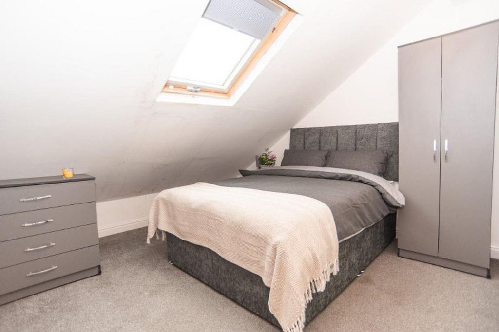 A cozy double bedroom featuring a comfortable b...