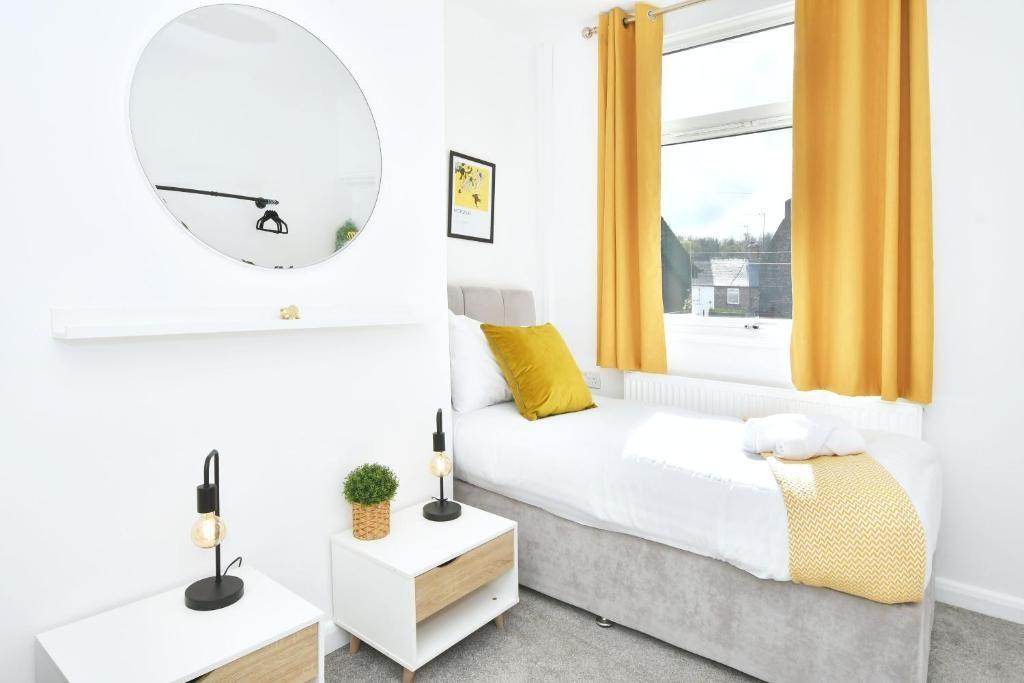 Bright, neatly styled single bedroom with a com...