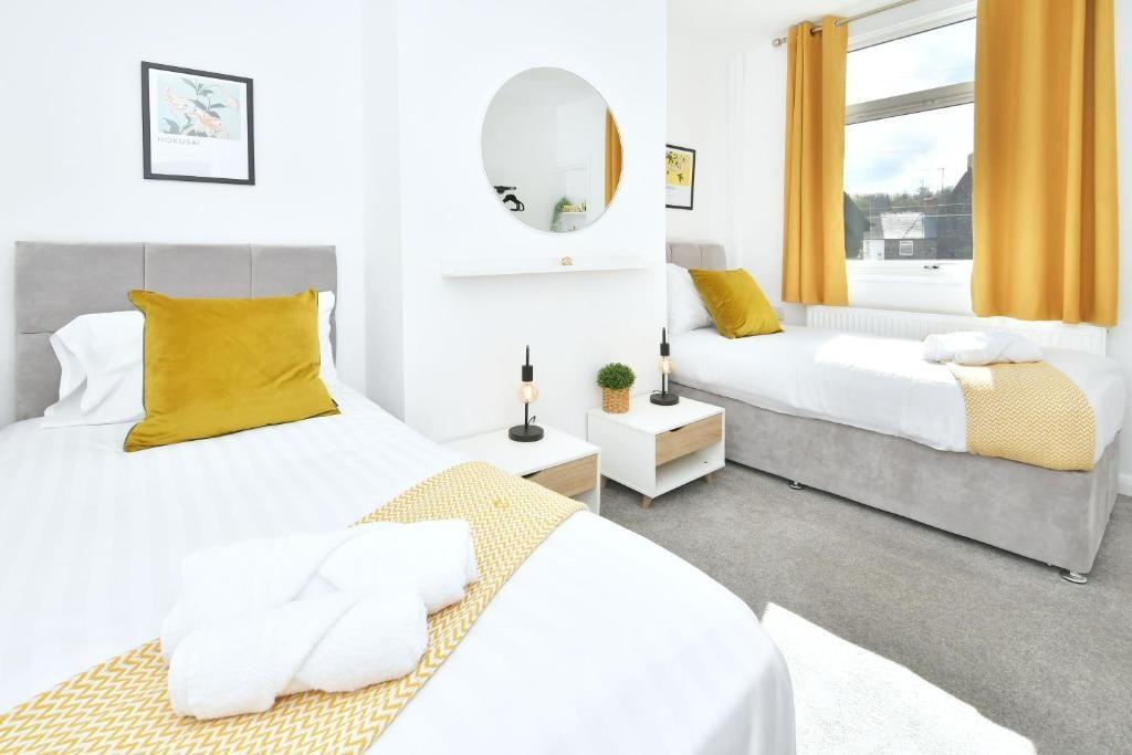 Bright, freshly decorated double bedroom with t...