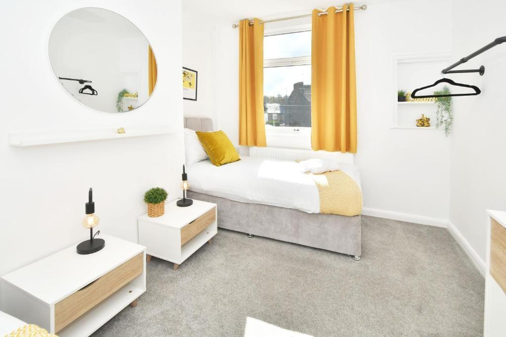 Bright, neatly presented single bedroom with a ...