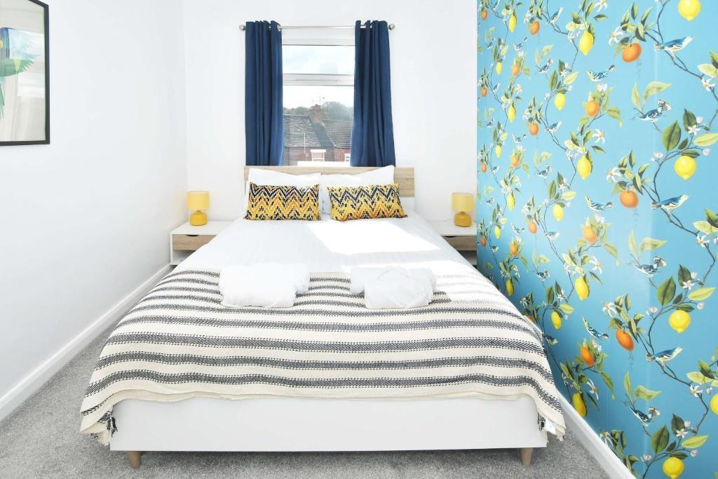 Bright, neatly styled double bedroom with a com...