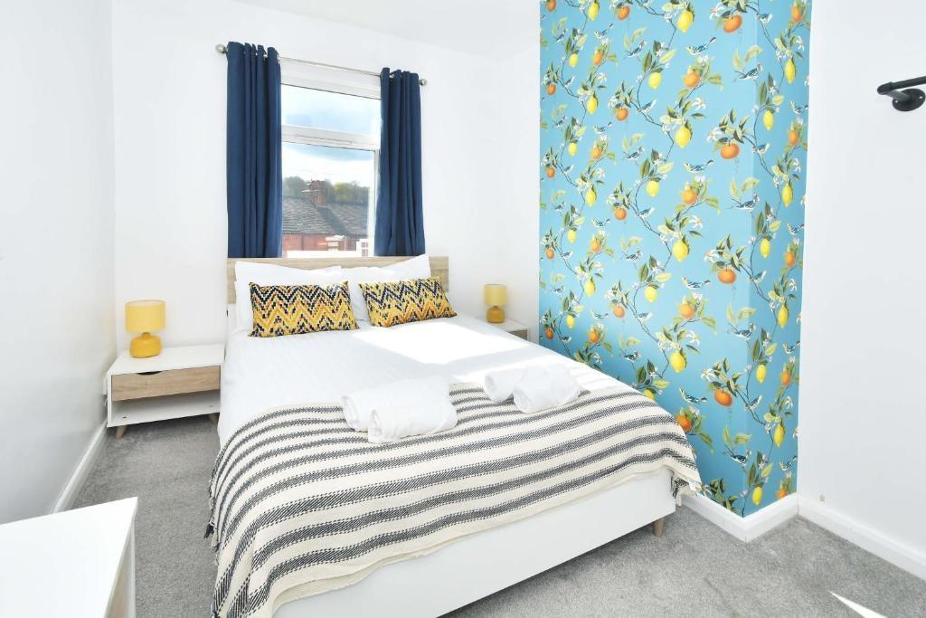 Bright, freshly decorated double bedroom with a...