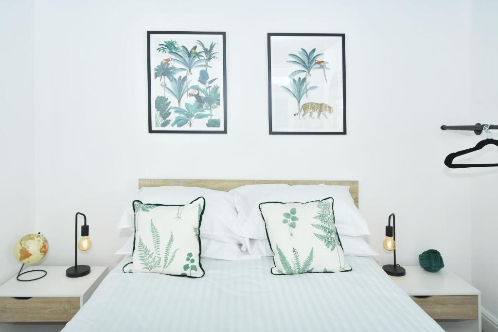 Bright, neatly styled double bedroom with a cle...