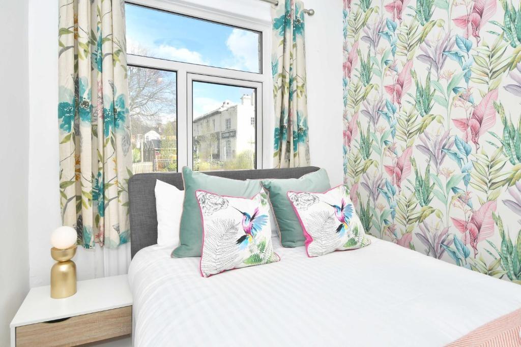 Bright, stylish double bedroom with a comfortab...