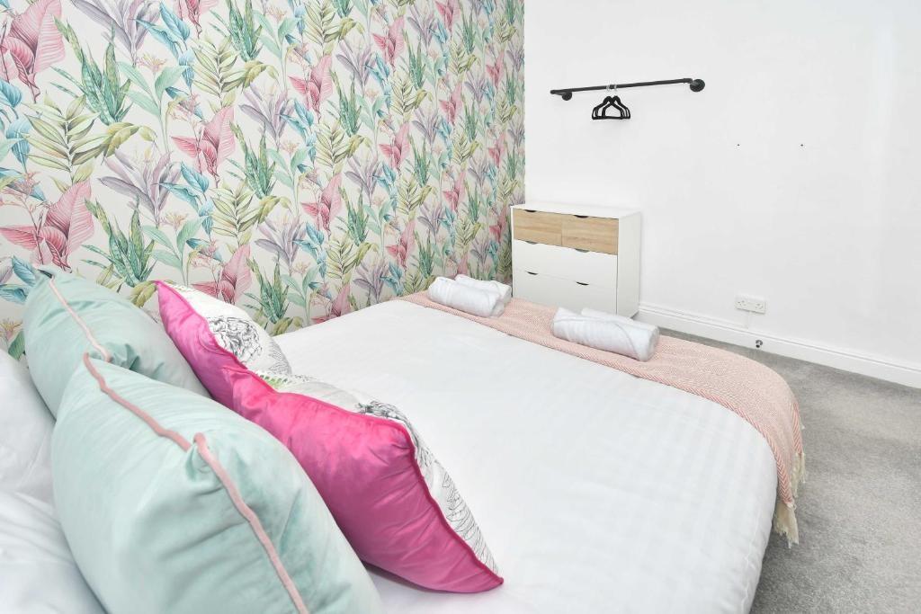 Bright, neatly presented bedroom with a comfy d...