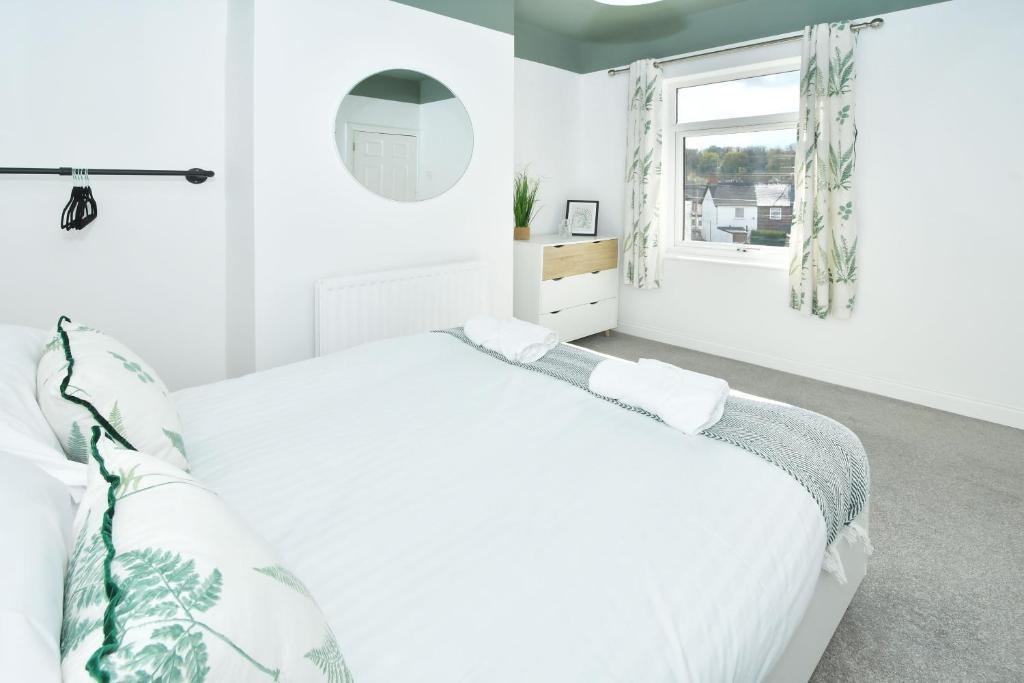 Bright, freshly decorated double bedroom with a...
