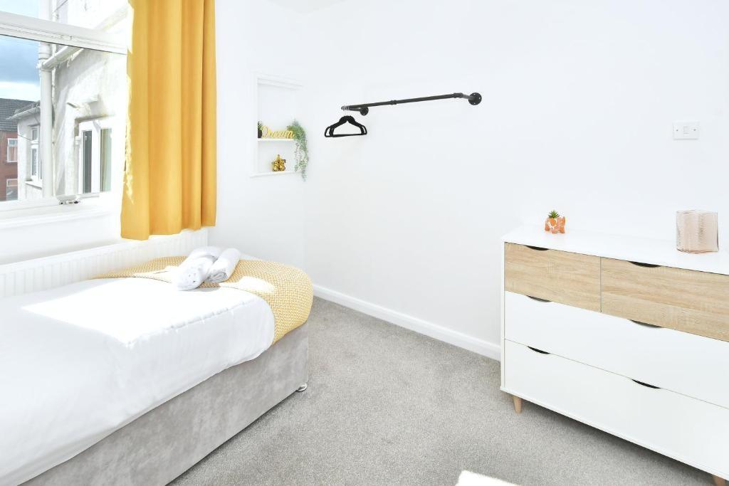 Bright, freshly decorated single bedroom with l...