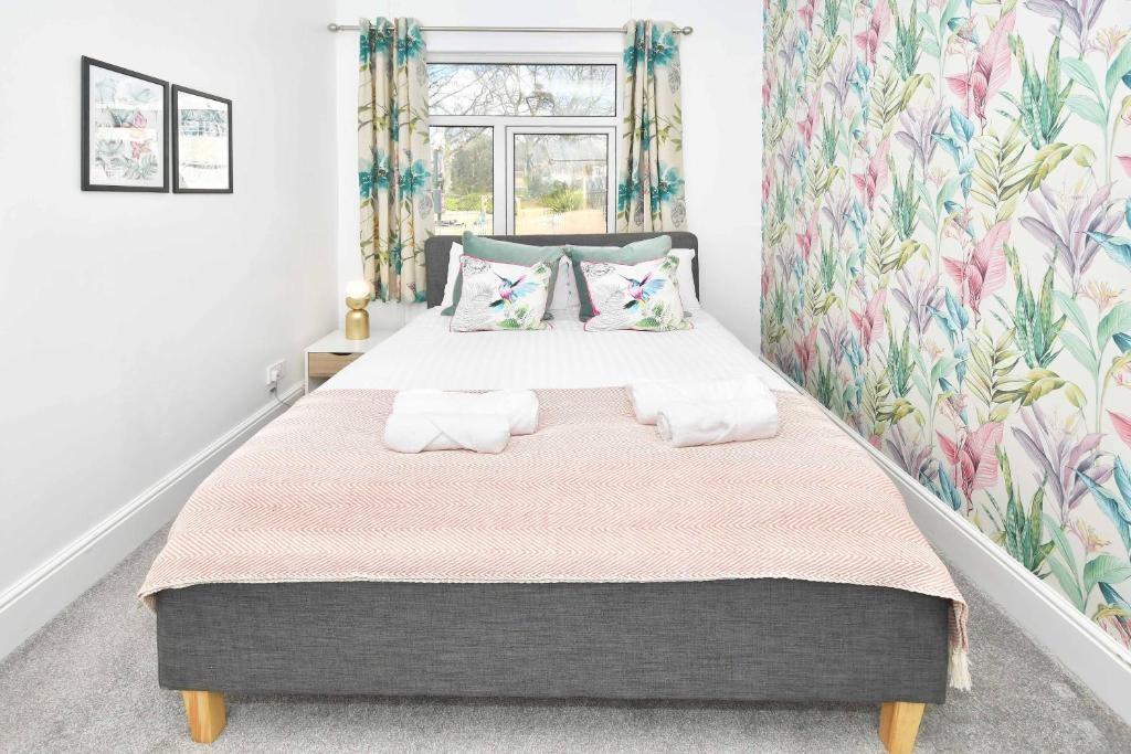 Bright, well-presented double bedroom with a ne...