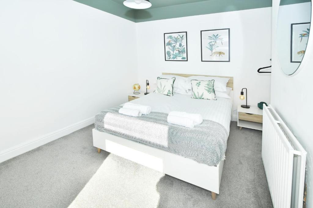 Bright, freshly presented double bedroom with a...