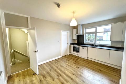 3 bedroom apartment to rent, Russell Lane, London