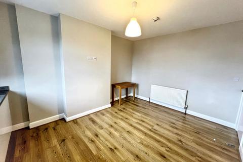 3 bedroom apartment to rent, Russell Lane, London