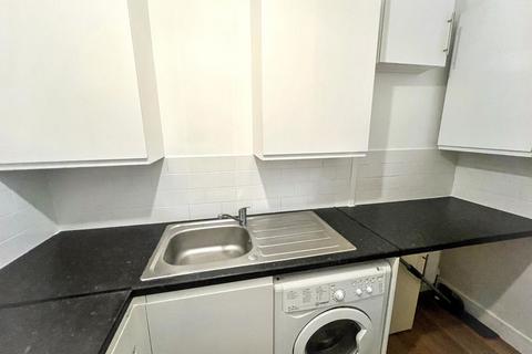 3 bedroom apartment to rent, Russell Lane, London